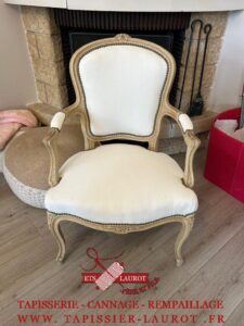 Fauteuil cabriolet Louis XV restauré à Saint-Germain-en-Laye