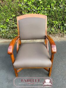 Fauteuil renove en simili-cuir marron par Tapissier Fabulet a Montpellier